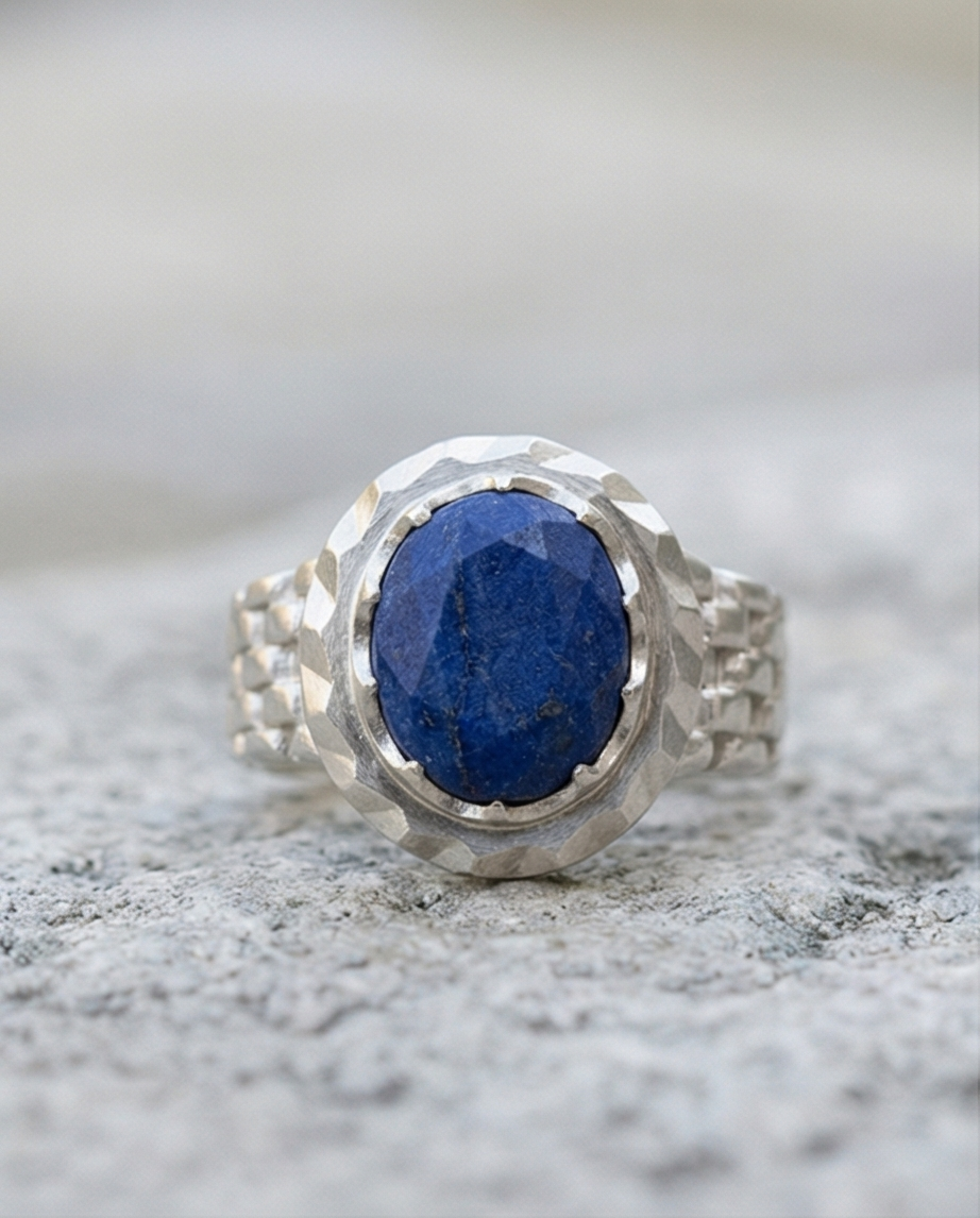 Oden Lapis Lazuli Ring – 925 Silver med Hammarslagen Finish