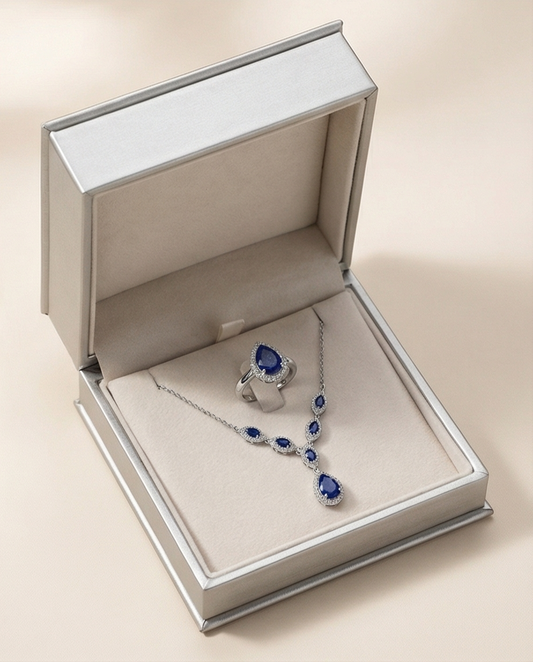 Sapphire Essence – Kungligt Smyckesset med Halsband, Örhängen & Ring