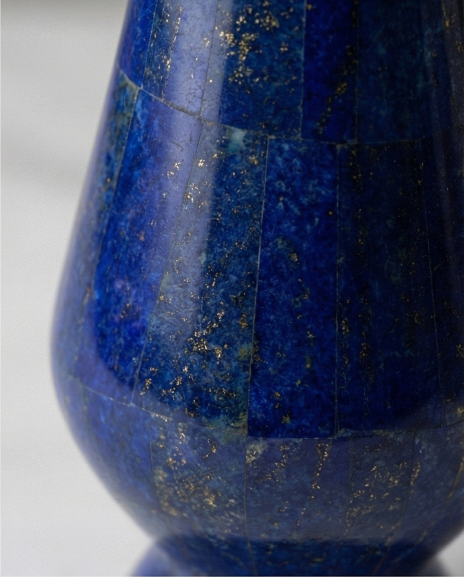 Lapis Prestige – Handgjord vas i lapis lazuli med tidlös elegans