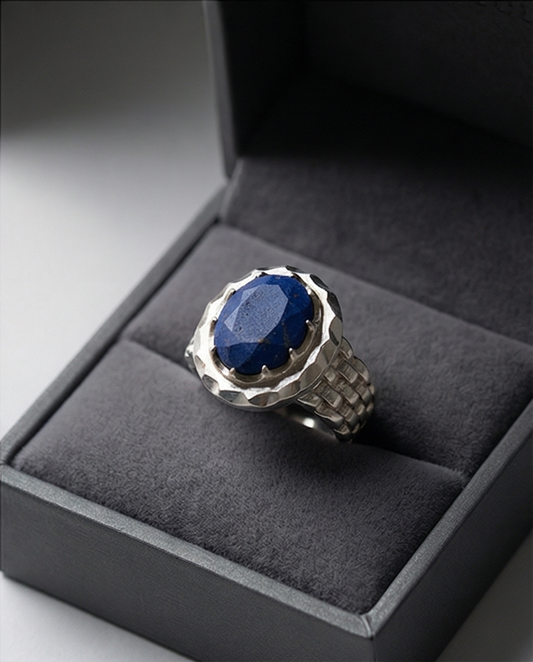 Oden Lapis Lazuli Ring – 925 Silver med Hammarslagen Finish