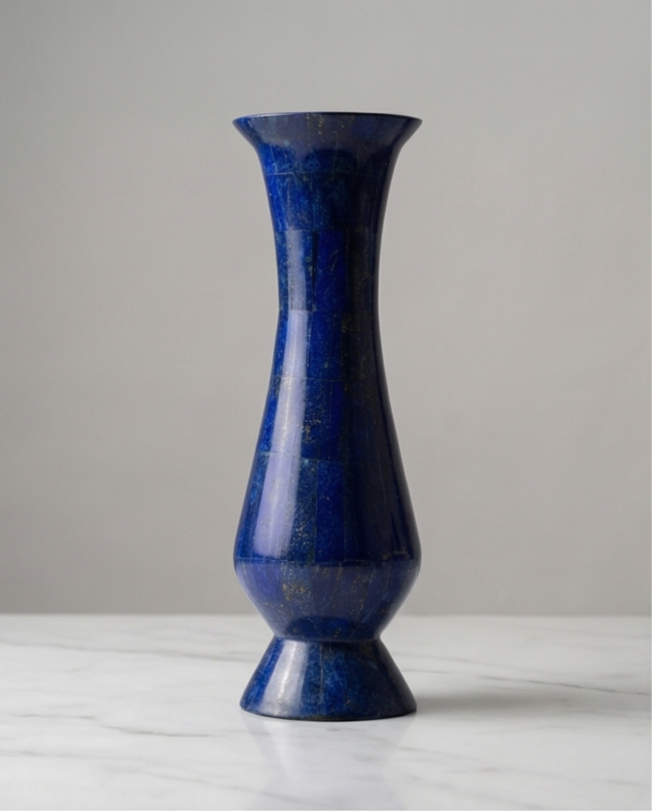 Lapis Prestige – Handgjord vas i lapis lazuli med tidlös elegans