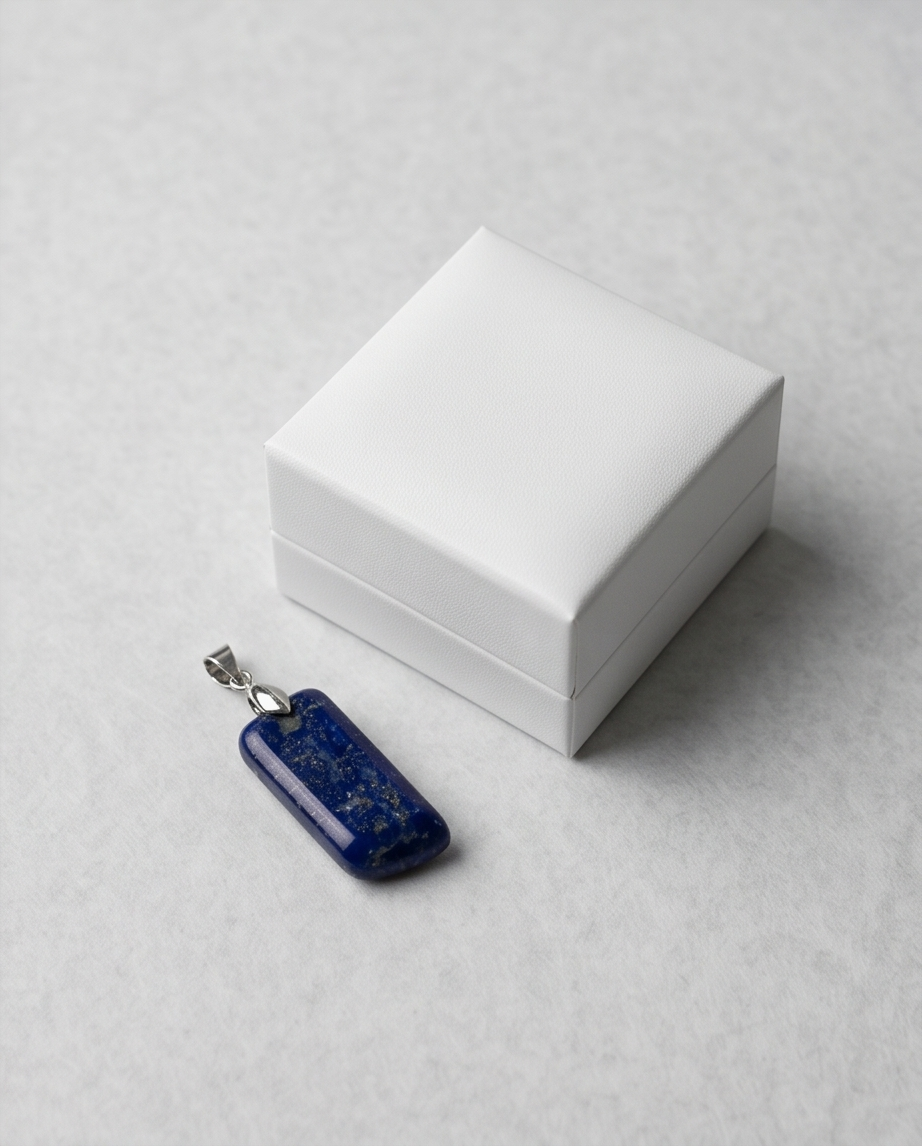 Lapis Medallion Aura – Handgjort Runt Hänge i Äkta Lapis Lazuli & Silver