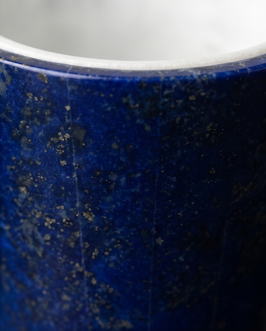 Handgjort Glas i Mörk Lapis Lazuli – Unikt Hantverk