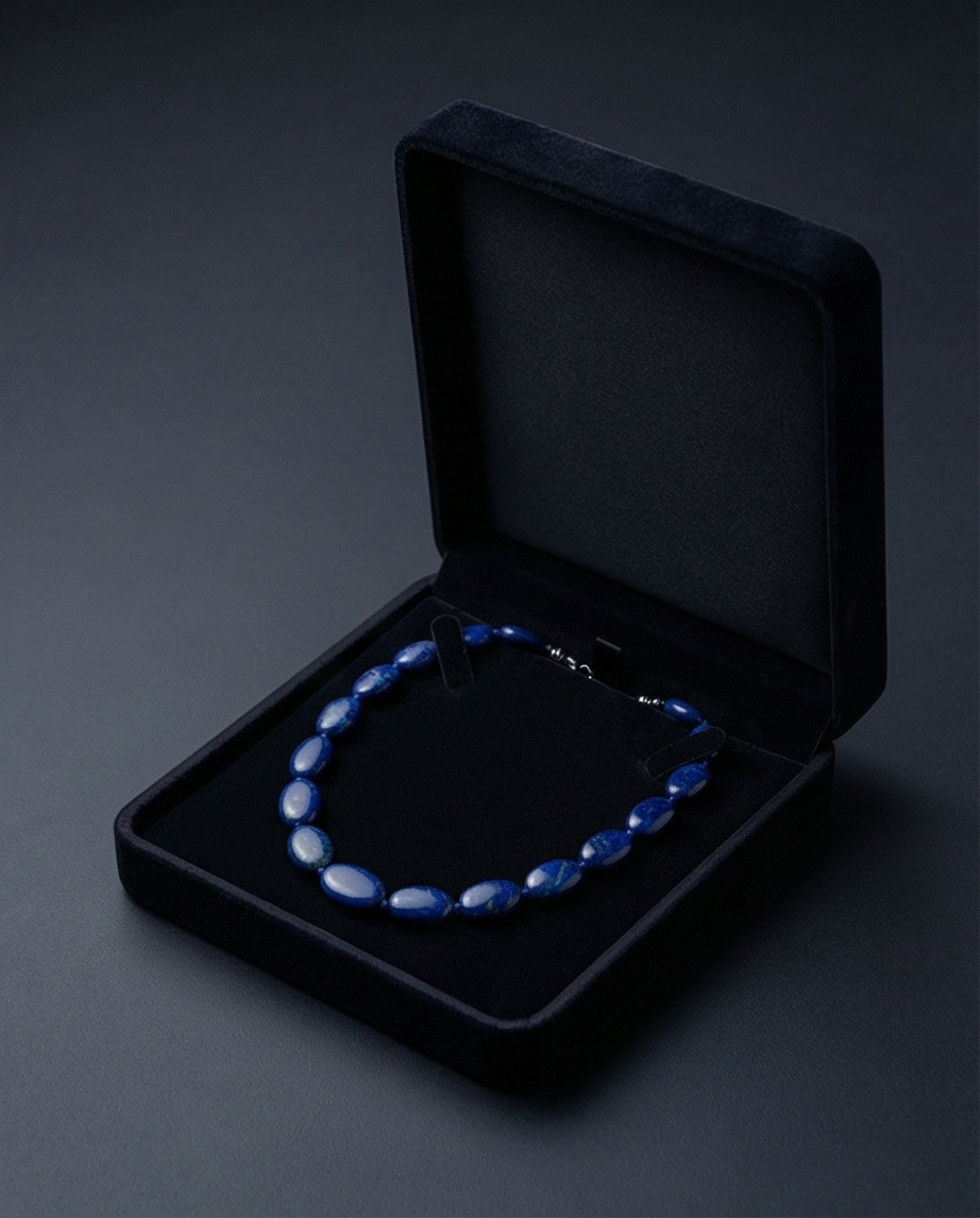 Lunaria Blue – Handgjort Halsband i Lapis Lazuli med Oval Slipning