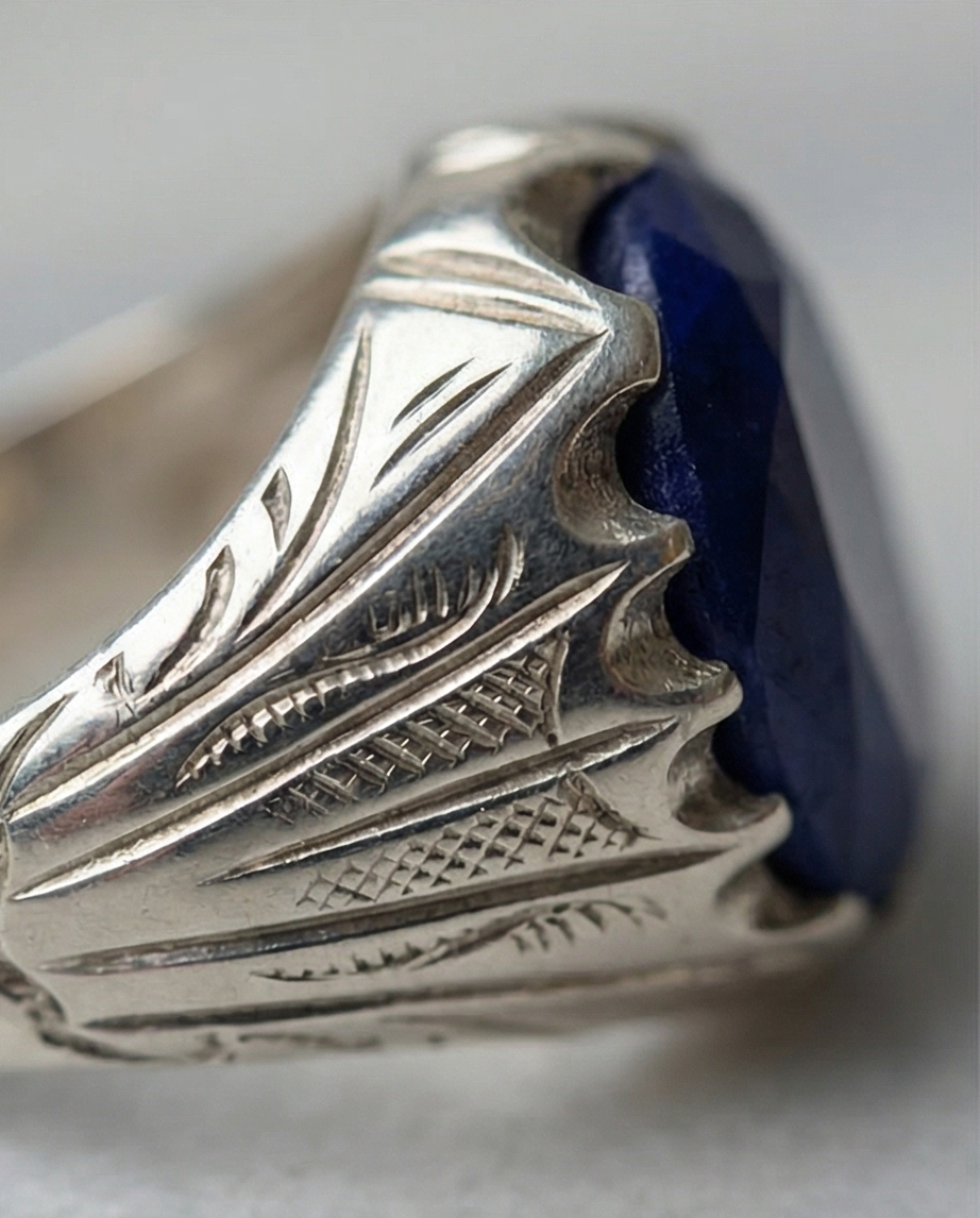 “Pure Lapis – Tidlös Herrring i Äkta Silver med Lapis Lazuli”