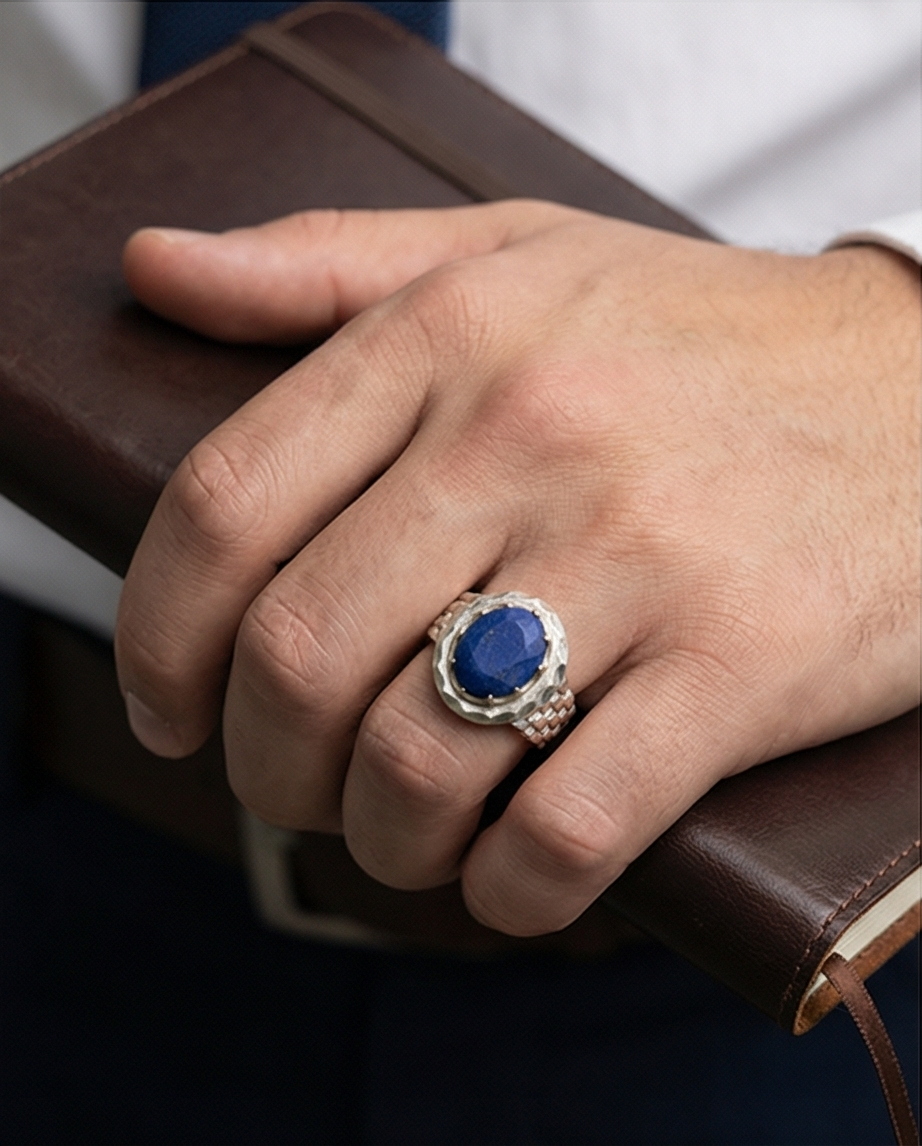 Oden Lapis Lazuli Ring – 925 Silver med Hammarslagen Finish