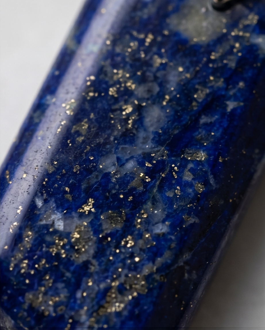 Lapis Medallion Aura – Handgjort Runt Hänge i Äkta Lapis Lazuli & Silver