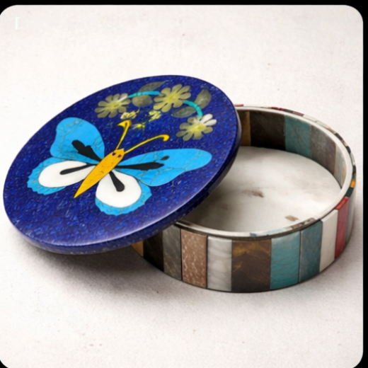 Lapis Papillon – Rundt handgjort skrin i lapis lazuli med fjärilsdetalj