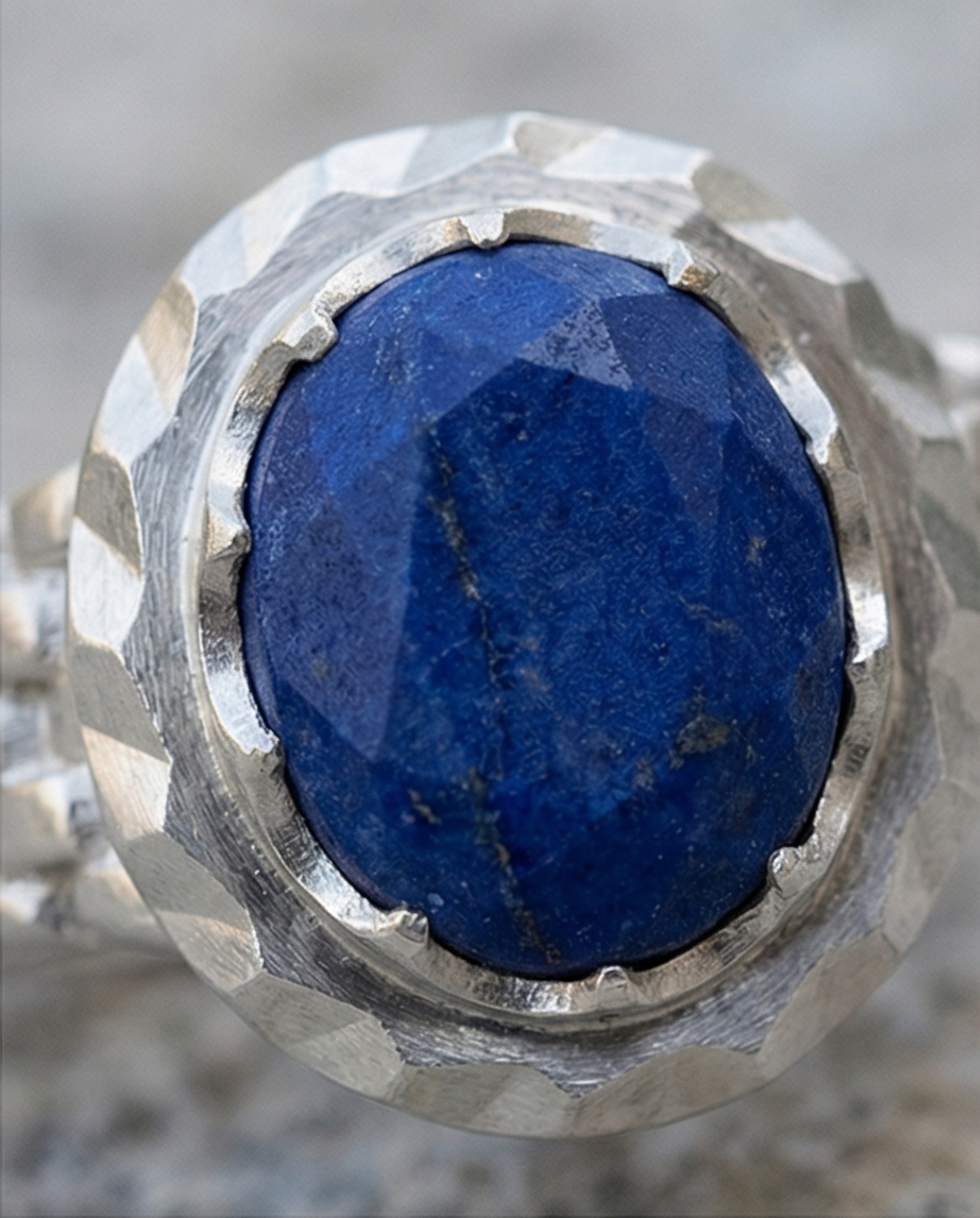 Oden Lapis Lazuli Ring – 925 Silver med Hammarslagen Finish